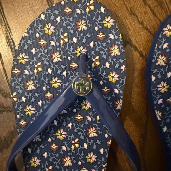 Tory Burch blue floral flip flops - Picture 2 of 4